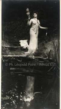 Femme au bord d'un étang